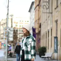 Padu padan dengan flannel. Jangan takut untuk mengeksplorasi gayamu sendiri saat menonton pertandingan bola. Kamu bisa mengenakan kaus polos, tumpuk dengan oversized flannel, celana jeans, dan sepatu boots.