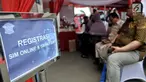 Warga mengisi data diri saat pendaftaran SIM online dan Smart SIM di website Korlantas Polri melalui smartphone, Jakarta, Minggu (22/9/2019). Registrasi SIM online dan Smart SIM yang diluncurkan Korlantas Polri mulai berlaku hari ini. (merdeka.com/Iqbal S Nugroho)