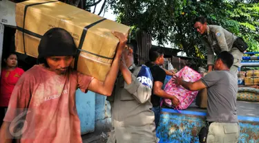 Warga dibantu petugas Satpol PP mulai memindahkan barang-barang setelah Pemprov DKI memberikan SP2 untuk segera mengosongkan dan meninggalkan rumah mereka di kawasan Pasar Ikan, Penjaringan, Jakarta, Rabu (6/4). (Liputan6.com/Yoppy Renato)