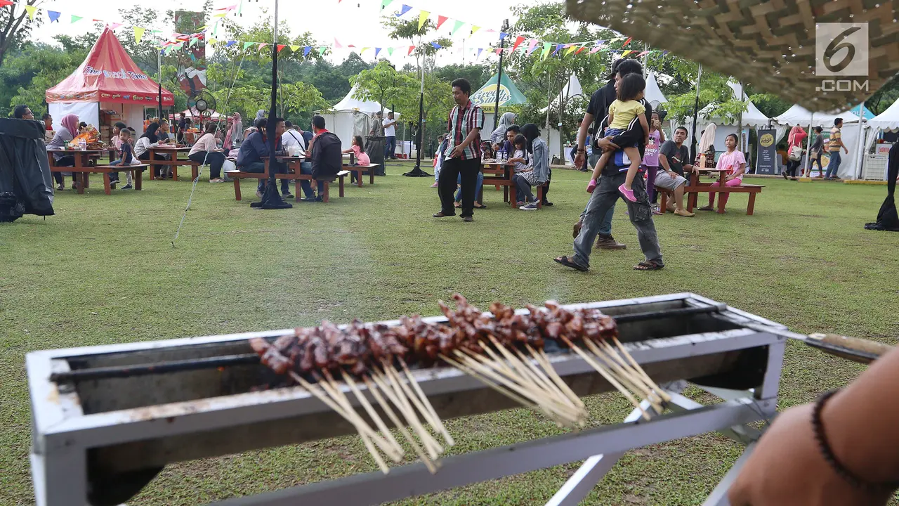 PHOTO: Menikmati Wisata Kuliner di Festival Frontliners