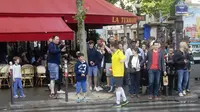 Salah satu volunteer Piala Eropa 2016 yang bertugas sebagai wasit para pengguna jalan di Paris, Prancis. (Bola.com/Ary Wibowo). 