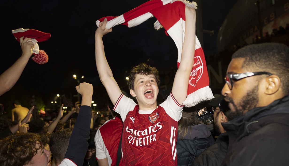 Para penggemar Arsenal merayakan kemenangan tim mereka di Liga Primer Inggris, di luar Stadion Emirates, London, Inggris, pada 19 Mei 2026. (Brook Mitchell/AFP)