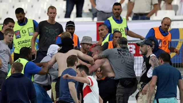 Fans Inggris dan Rusia