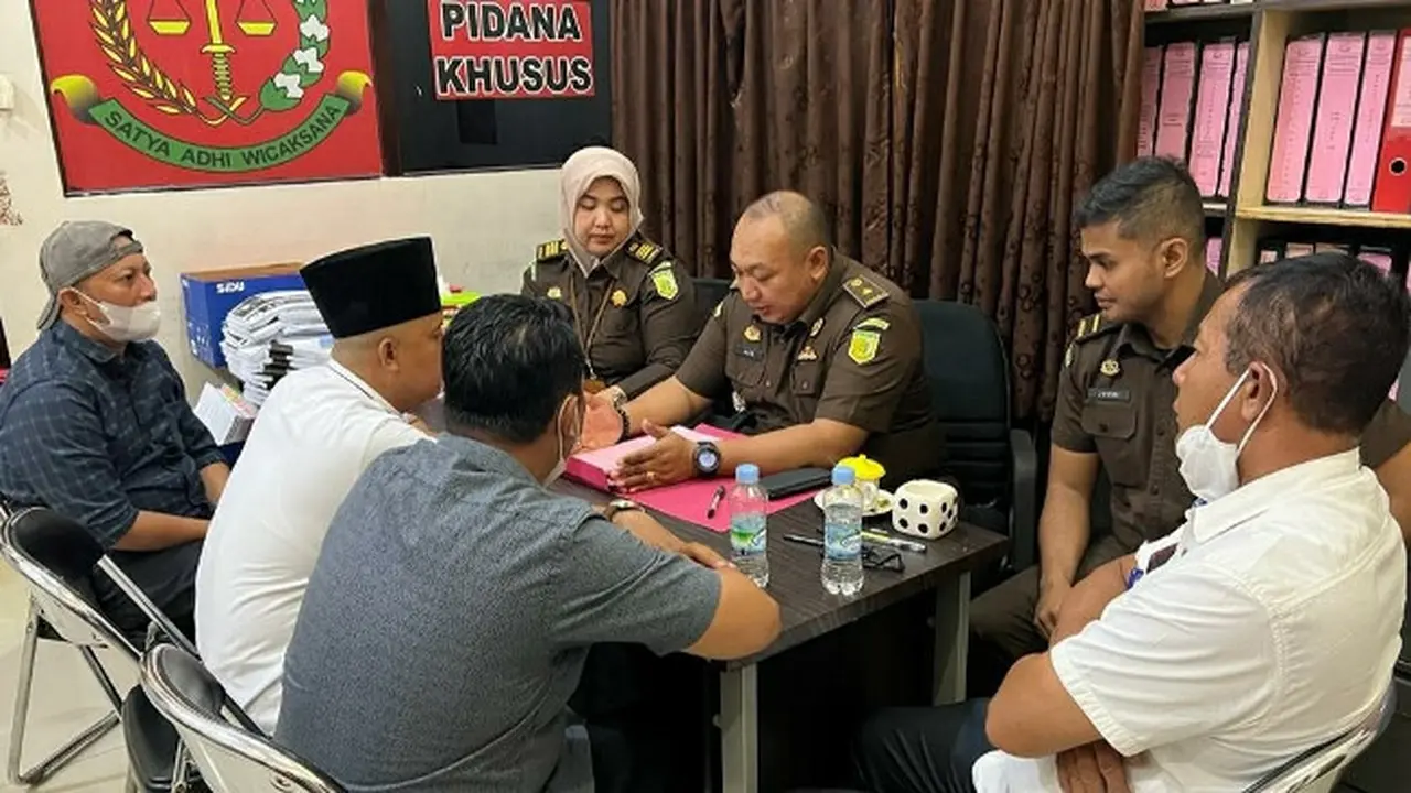 Para tersangka korupsi Puskesmas Pulau Burung jalani tahap dua di Kejari Inhil.