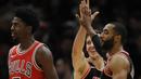 Pemain Miami Heat, Goran Dragic (tengah) dan Wayne Ellington (kanan) merayaka kemangan atas Chicago Bulls pada laga NBA basketball game di United Center, Chicago, (26/11/2017). Miami Heat menang 100-93.  (AP/Paul Beaty)