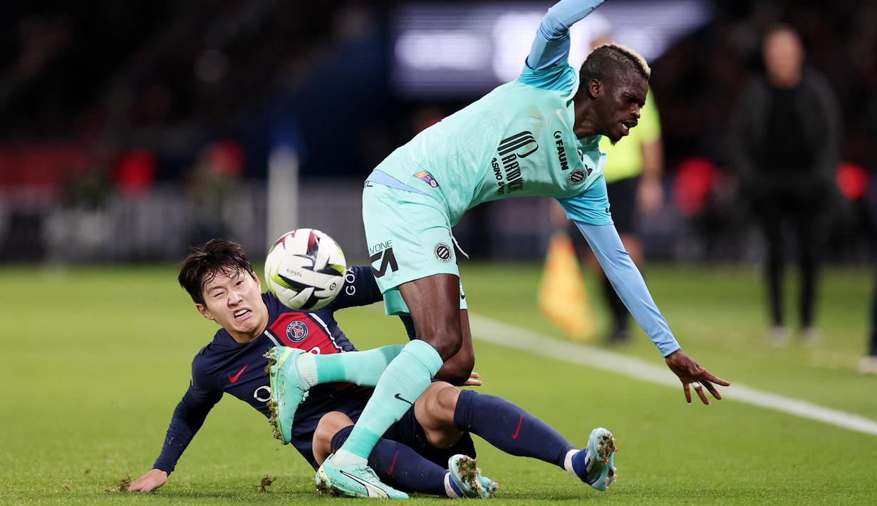 Pemain Paris Saint-Germain, Lee Kang-in, berusaha merebut bola dari pemain Montpellier, Falaye Sacko, pada laga Liga Prancis di Stadion Parc des Princes, Sabtu (4/11/2023). Kemenangan ini  memastikan PSG menggusur OGC Nice di puncak klasemen Ligue 1 2023/2024 dengan poin 24. (AFP/Franck Fife)