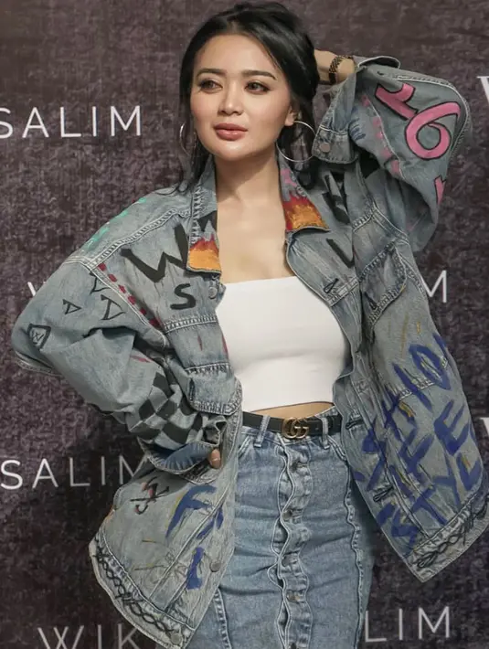 Presenter sekaligus aktris ini tampil santai dan simpel dengan denim over size. Dipadukan dengan skirt dan crop top berwarna putih, membuat gaya pemain sinetron 'Bidadari Takut Jatuh Cinta' ini semakin kece. (Liputan6.com/IG/@wikasalim)
