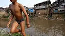 Seorang anak bermain di bantaran Sungai Ciliwung, Jakarta, Selasa (13/10/2015). Berdasarkan data BPS DKI Jakarta, angka kemiskinan di Jakarta tahun 2015 mengalami penurunan 0,16 persen dibandingkan tahun lalu. (Liputan6.com/Immanuel Antonius)