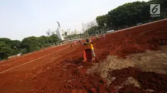 Pekerja menyelesaikan pengerjaan proyek revitalisasi Lapangan Banteng di Jakarta Pusat, Rabu (1/11). Pemprov DKI Jakarta melakukan revitalisasi Lapangan Banteng yang dibagi menjadi tiga segmen. (Liputan6.com/Immanuel Antonius)