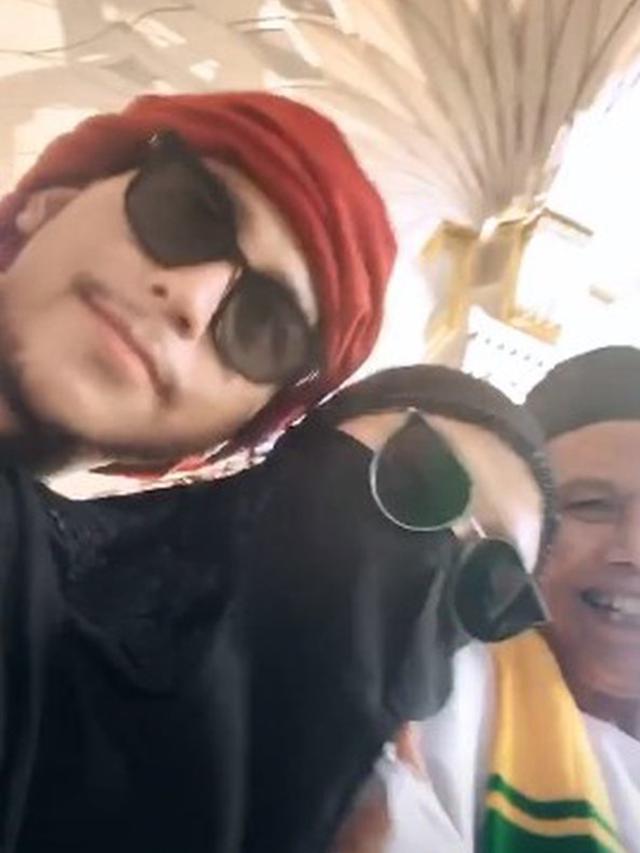 6 Momen Siti Badriah Ibadah Umrah Bareng Suami, Cantik Pakai Cadar