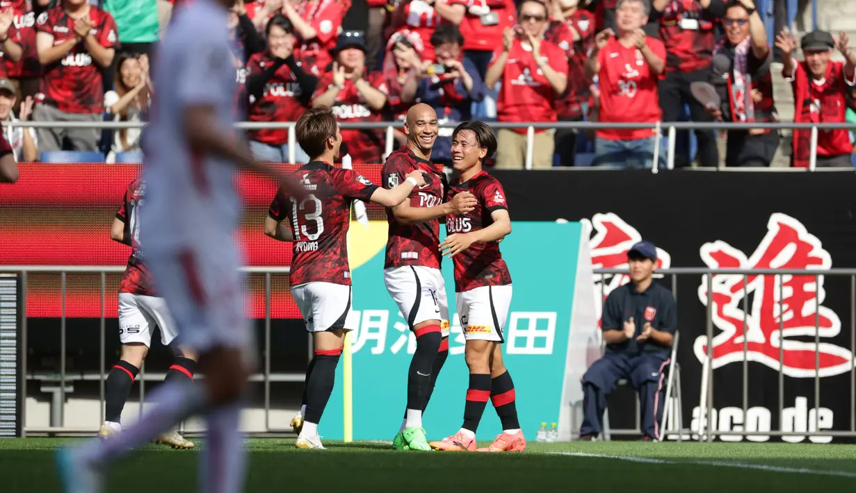 Pada musim 2022, Thiago Santos Santana tetap bermain bersama Shimizu S-Pulse di kasta kedua. Sepanjang musim ia hanya mencetak 12 gol, dengan Shimizu S-Pulse menempati posisi empat klasemen akhir. (J.LEAGUE)