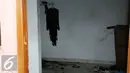 Sebuah baju terlihat robek dan tergantung di dalam rumah kos-kosan terduga anggota jaringan teroris, Bekasi (11/12). Menurut pihak kepolisian, bomnya rencananya akan diledakkan besok harinya, pada saat pergantian jaga Paspampres. (Liputan6.com/JohanTallo)