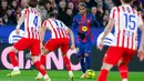 Pemain Barcelona, Lamine Yamal, berusaha melewati pemain Atletico Madrid dalam lanjutan pekan ke-15 La Liga 2025/2026 di Camp Nou, Rabu dini hari WIB, 3 November 2025. (AP Photo/Joan Monfort)