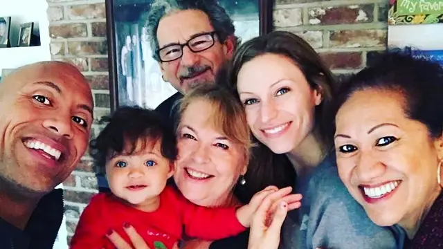 Sib Hashian (berkacamata) bersama Lauren, The Rock, dan keluarga (Instagram/ therock)