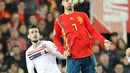 Penyerang Spanyol, Alvaro Morata (depan) berusaha mengontrol bola dari kawalan pemain Norwegia,  Havard Nordtveit selama pertandingan grup F babak kualifikasi Euro 2020 di stadion Mestalla, Valencia (23/3). Spanyol menang tipis atas Norwegia 2-1. (AP Photo/Alberto Saiz)