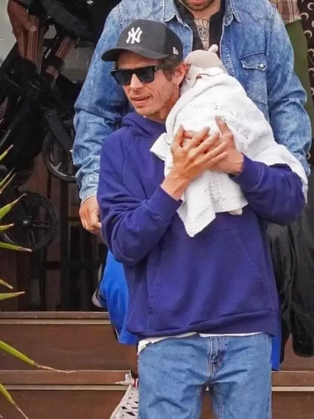 Sudah Jadi Orang Tua, Ini 5 Potret Valentino Rossi Bersama Buah Hati