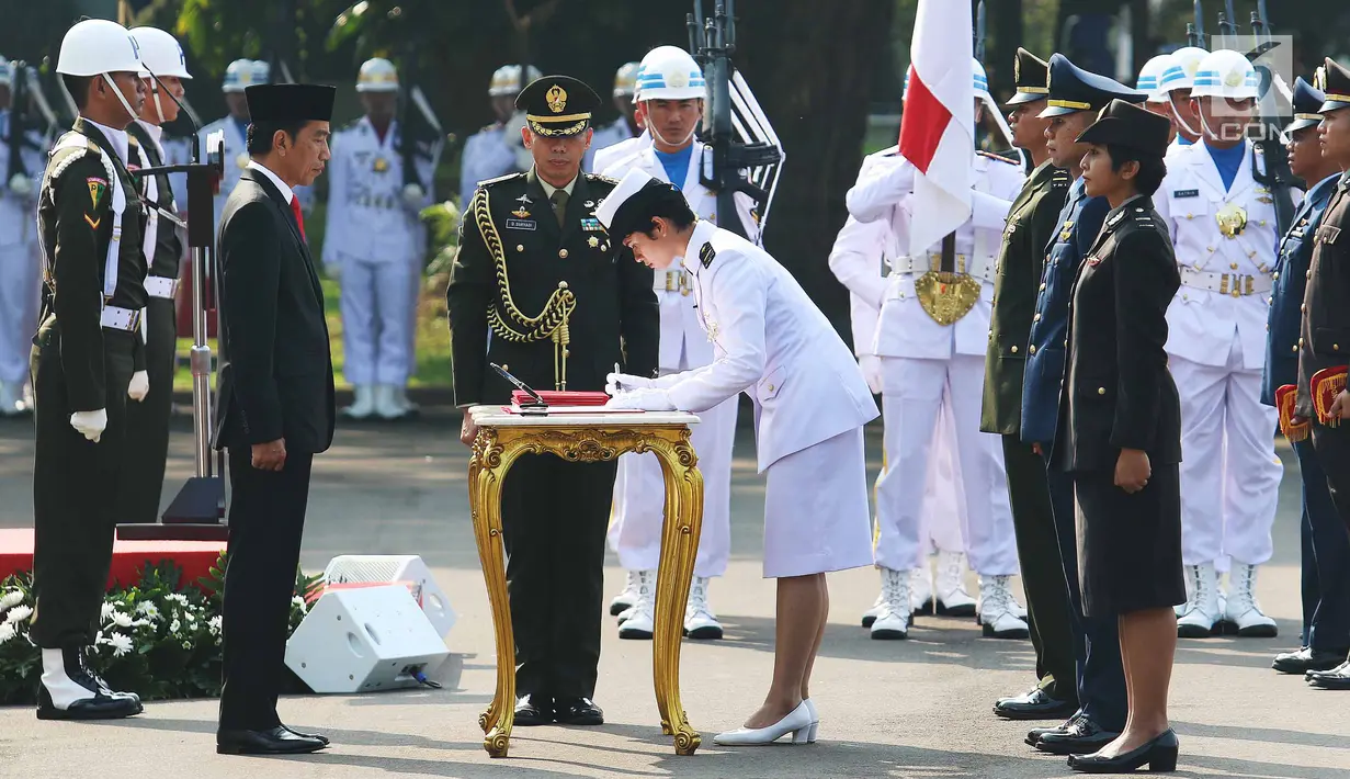 Perwira Remaja dari Taruna Akademi Angkatan Laut  disaksikan oleh Presiden Jokowi menandatangani piagam sumpah prajurit pada upacara pelantikan Prasetya Perwira Remaja (Praspa) 2017 di Istana Merdeka, Selasa (25/7). (Liputan6.com/Angga Yuniar)