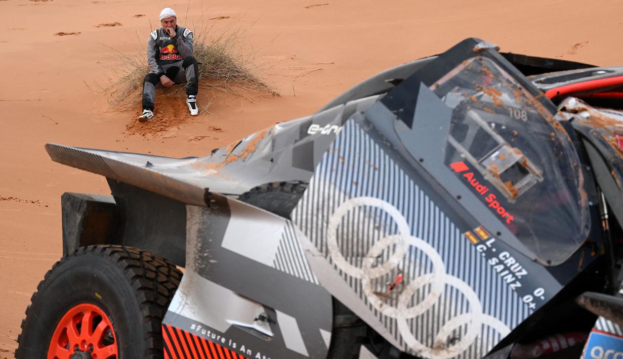 Tak disangka, Carlos Sainz kemudian meminta kembali ke tempat kecelakaannya menggunakan helikopter. Ia berupaya untuk menyelesaikan balapan. (AFP/Franck Fife)