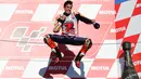 Lompatan kemenangan adalah salah satu selebrasi yang kerap dilakukan Marc Marquez seperti yang dilakukannya di podium GP Jepang, Sirkuit Twin Ring Motegi. (AFP/Martin Bureau)