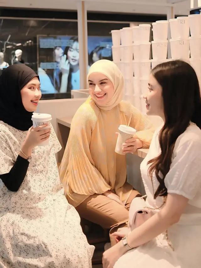 Gaya Stylish Irish Bella Saat Liburan Perdana Bareng Anak Sambung di Thailand