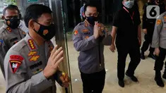 Calon Kapolri, Komjen Listyo Sigit Prabowo (kedua kiri) didampingi Kapolri Jenderal Idham Azis tiba di Gedung Nusantara II DPR, Senayan, Jakarta, Rabu (20/1/2021). Komjen Listyo menjalani uji kelayakan dan kepatutan (fit and proper test) calon Kapolri di Komisi III DPR. (Liputan6.com/Angga Yuniar)