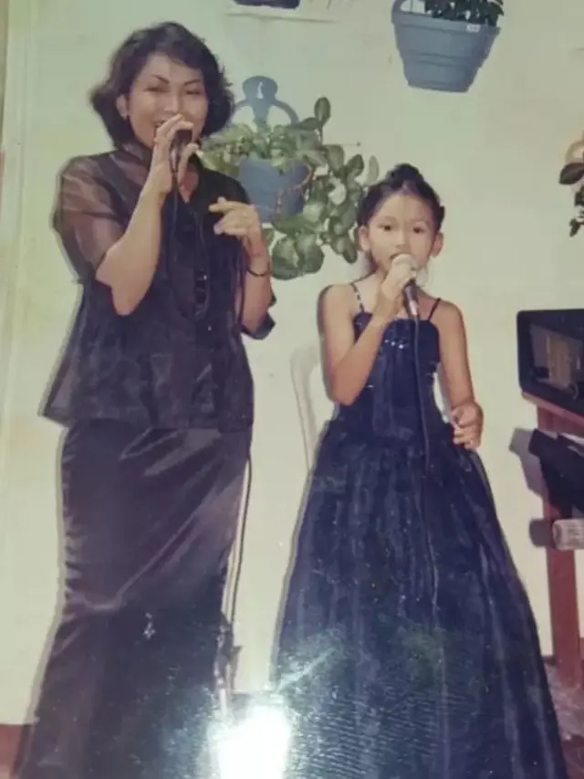 6 Foto Jadul Ayu Ting Ting Saat di Usia SD, Penyanyi Berprestasi Sedari Dulu