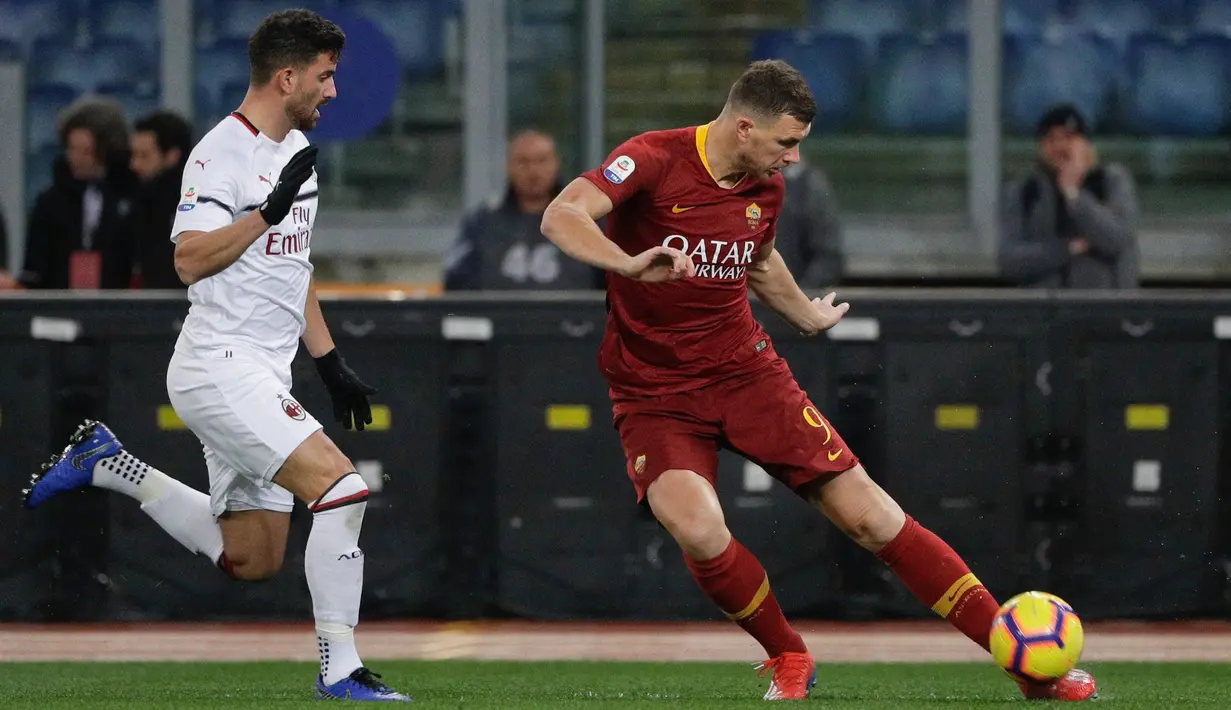 Pemain AS Roma, Edin Dzeko melewati pemain AC Milan Mateo Musacchio pada laga pekan ke-22 Serie A di Stadion Olimpico, Roma, Italia, Minggu (3/2). AS Roma  menahan imbang AC Milan 1-1. (AP Photo/Gregorio Borgia)