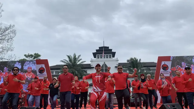 Gubernur Jabar Ridwan Kamil dan Sekjen PDIP Hasto Kristiyanto Kompak Pakai Baju Merah Saat Senam Pagi di Bandung
