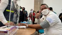 Wali Kota Tangerang Selatan Benyamin Davnie mendapat vaksinasi booster Covid-19, di RSUD Tangsel, Rabu (12/1/2022). (Foto: istimewa)