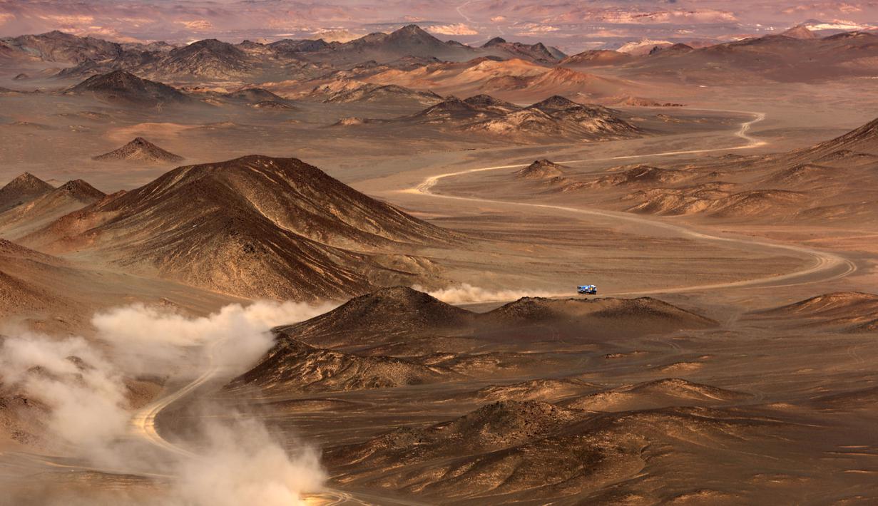  Peserta melewati Gurun Gobi saat beraksi di Etape 9 Reli Silkway yang melewati tiga benua dari Moskow ke Beijing berjarak 10.734 km, (18/7/2016). (AFP/Patrick Baz)