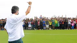 Pelatih Bali United, Stefano Cugurra ikut menghadiri acara tersebut dan menyapa sejumlah warga yang berbaur dengan sejumlah pesepak bola cilik di Training Ground Bali United, Gianyar, Senin (28.03/2022). (Bola.com/ M Iqbal Ichsan)