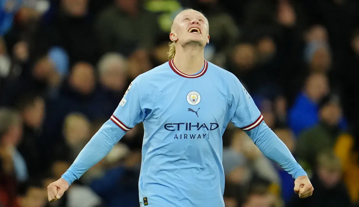 Penyerang Manchester City Erling Haaland melakukan selebrasi pada akhir pada leg pertama perempat final Liga Champions menghadapi Bayern Munchen di stadion Etihad, Rabu dini hari (12/4/2023). (AP Photo/Jon Super)