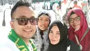 Walaupun mengunggah foto-foto bahagianya saat ibadah umrah, namun warga net tetap saja mengomentarinya dengan penuh cibiran. Di mata mereka ada saja kesalahan yang dibuat oleh nya. (Instagram/mom_ayting92_)