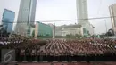 Ratusan personil pengamanan melakukan apel di Bundaran HI, Jakarta, Minggu (1/5). Sebanyak 8.153 petugas dari Polri, TNI, Satpol PP, dan Dinas Perhubungan dikerahkan untuk mengamankan peringatan May Day 2016. (Liputan6.com/Angga Yuniar)