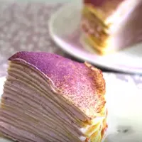 Crepe tumpuk saus ungu ini mudah banget dibuatnya dan seketika bikin perutmu keroncongan