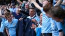 Salah satu suporter Manchester City menerima Jaket yang diberikan Pelatih Manuel Pellegrini di Stadion Liberty, Inggris (15/5). Pellegrini akan digantikan Pep Guardiola yang sebelumnya menangani Bayern Muenchen. (Reuters /Rebecca Naden)