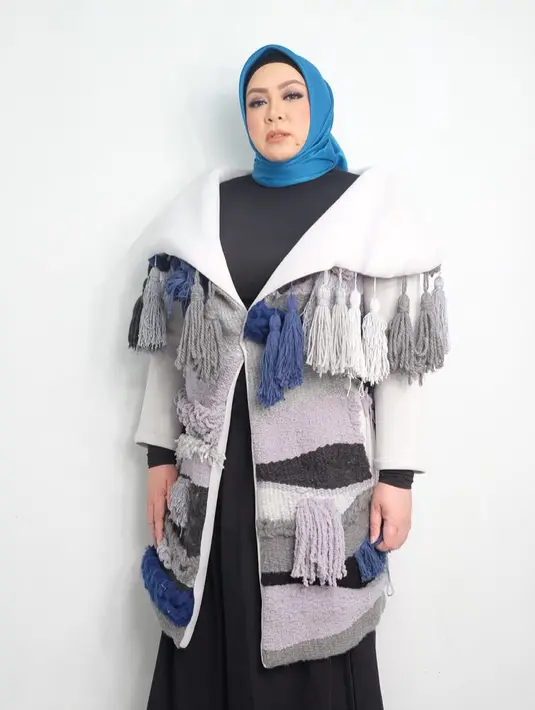 Melly Goeslaw menjadi mualaf sebelum menikah dengan Anto Hoed. Saat ini penyanyi dan pencipta lagu ini mengenakan hijab. (Foto: instagram.com/melly_goeslaw)