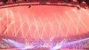Pesta kembang api menghiasi Stadion Gelora Bung Karno selama upacara penutupan Asian Games 2018 di Jakarta, Minggu (2/9). Sejumlah artis dalam dan luar negeri meriahkan acara penutupan. (AFP Photo/Arief Bagus)