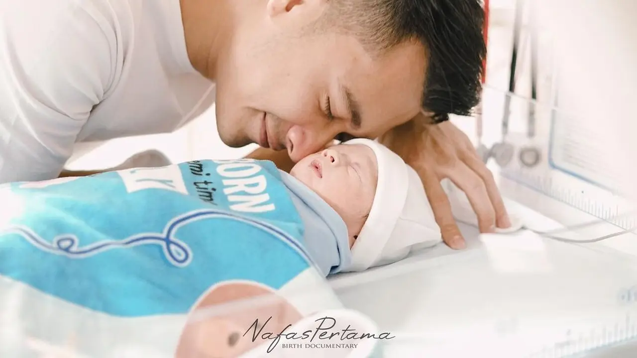 Eza Gionino dikaruniai anak ketiga yang diberi nama Akshay Gionino (Foto Instagram @ezagio @nafaspertama)