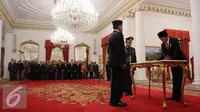 Presiden Jokowi menandatangani berita acara dalam  pelantikan Kepala Badan Intelijen Negara (BIN) di Istana Negara, Jakarta, Jumat (9/9). Budi Gunawan resmi menjadi Kepala BIN menggantikan Sutiyoso. (Liputan6.com/Faizal Fanani)