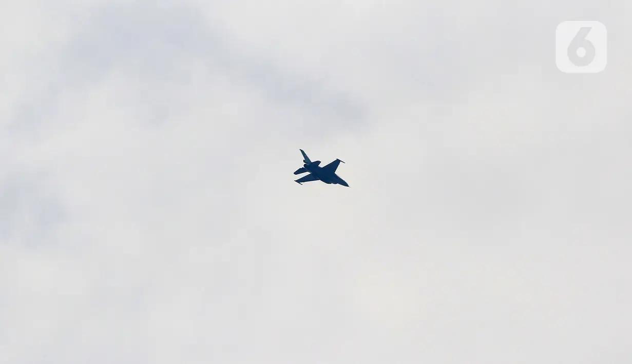 Selain itu, juga ada manuver jet tempur yang menghiasi langit Jakarta dengan indah dan gagah. (Foto: Liputan6.com/Herman Zakharia)