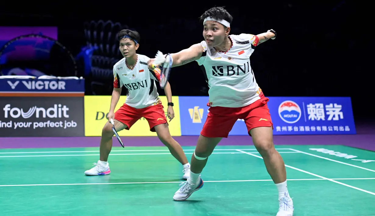 Pebulu tangkis Indonesia, Apriyani Rahayu dan Siti Fadia Silva Ramadhanti dari Indonesia memukul kok ke arah Jongkolphan Kititharakul dan Rawinda Prajongjai dari Thailand dalam perempat final ganda putri turnamen bulu tangkis Piala Thomas dan Uber di Chengdu, provinsi Sichuan, Tiongkok, 3 Mei 2024. (WANG Zhao/AFP)