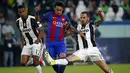 Penyerang Barcelona Neymar (tengah) berusaha melewati hadangan pemain Juventus saat perempat final leg pertama Liga Champions antara Juventus vs Barcelona di Juventus Stadium, Italia, Rabu (12/4). Barca kalah 3-0. (AFP PHOTO / MIGUEL MEDINA)