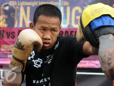 Petinju Indonesia, Daud Yordan melakukan latihan jelang bertolak ke Uruguay di Jakarta, Selasa (17/5/2016). Daud akan memperebutkan sabuk WBA Lightweight International melawan petinju Argentina Cristian Rafael Coria. (Liputan6.com/Helmi Fithriansyah)