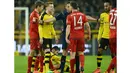 Pemain Munchen, Xabi Alonso  memprotes kartu kuning yaang diterimanya pada lanjutan Bundesliga 2015-2016 di Stadion Signal Iduna Park ,Dortmund, Minggu (5/3/2016) dini hari WIB. (EPA/Bernd Thissen)