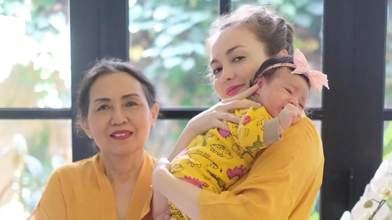 Sudah Jadi Ibu, Ini 6 Momen Rianti Cartwright Asuh Baby Rose