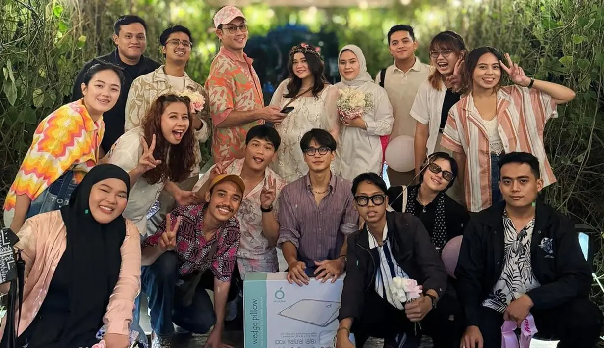 Dalam memberikan kejutan baby shower kepada Olivia, Denny Sumargo tak sendiri. Bintang film '5 cm' itu juga dibantu oleh keluarga dan teman-teman dari sang istri. Denny mengungkapkan jika sang istri sangat terharu saat diberi kejutan tersebut jelang lahiran anak pertama. (Liputan6.com/IG/@sumargodenny)