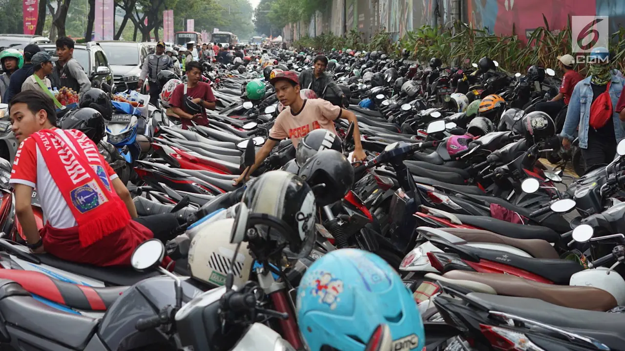 Ada Pertandingan Persija vs Persib, Parkir Liar Menjamur di Senayan