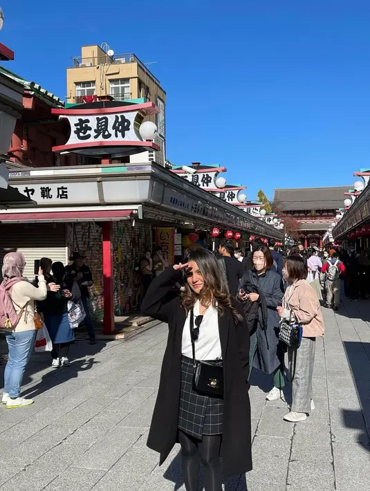Look hitam putih Marsha Aruan dengan rok mini motif kotak, blouse, dan maxi coat plus tight hitam [@aruanmarsha]