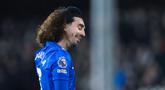 Pemain Chelsea, Marc Cucurella, meninggalkan lapangan setelah diganjar kartu merah saat melawan Fulham pada pekan ke-21 Premier League di Stadion Craven Cottage, Kamis (8/1/2026) dini hari WIB. (AP Photo/Dave Shopland)